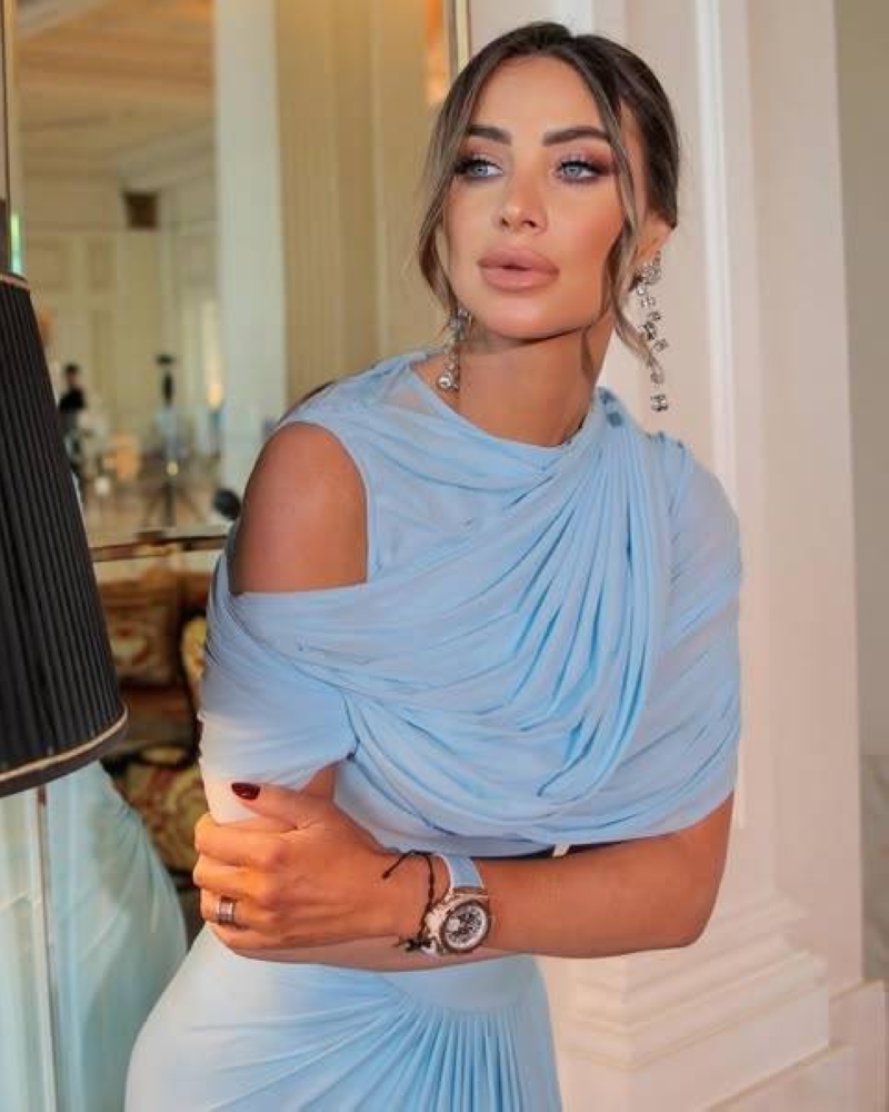 هلا عبدالله.. إطلالة سماوية تنبض بالنعومة