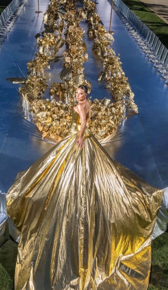 إطلالة خارجة عن المألوف.. عروس بفستان ذهبي بدلاً من الأبيض