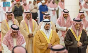 نائب أمير الرياض يؤدي صلاة الميت على الأميرة بزه بنت سعود بن عبدالعزيز آل سعود