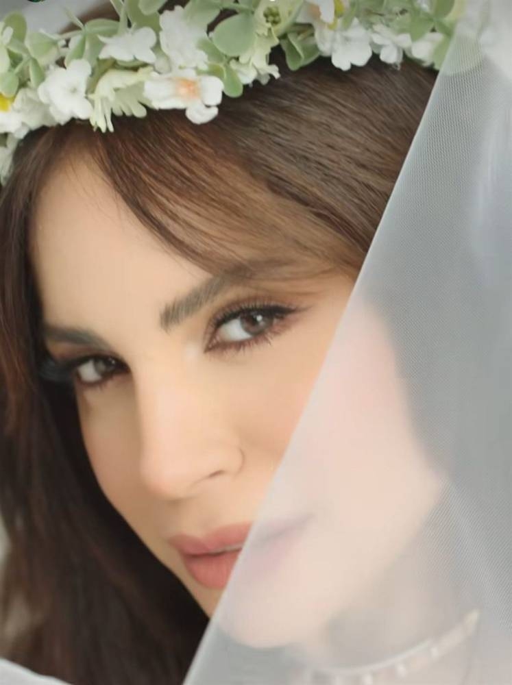 تأكيداً لـ«عكاظ».. آمال ماهر تظهر بفستان زفاف وتروّج لأغنيتها الجديدة