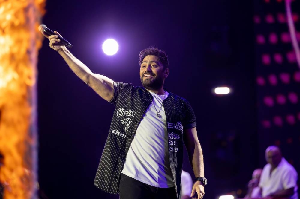 تامر حسني يُشعل مسرح أبو بكر سالم في الرياض