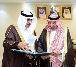 أمير نجران يطَّلع على الملف التعريفي للجمعية السعودية للإعلام والاتصال