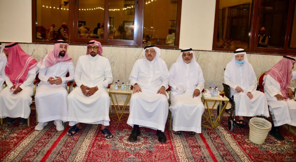 آل ساعاتي يستقبلون المعزين في فقيدهم