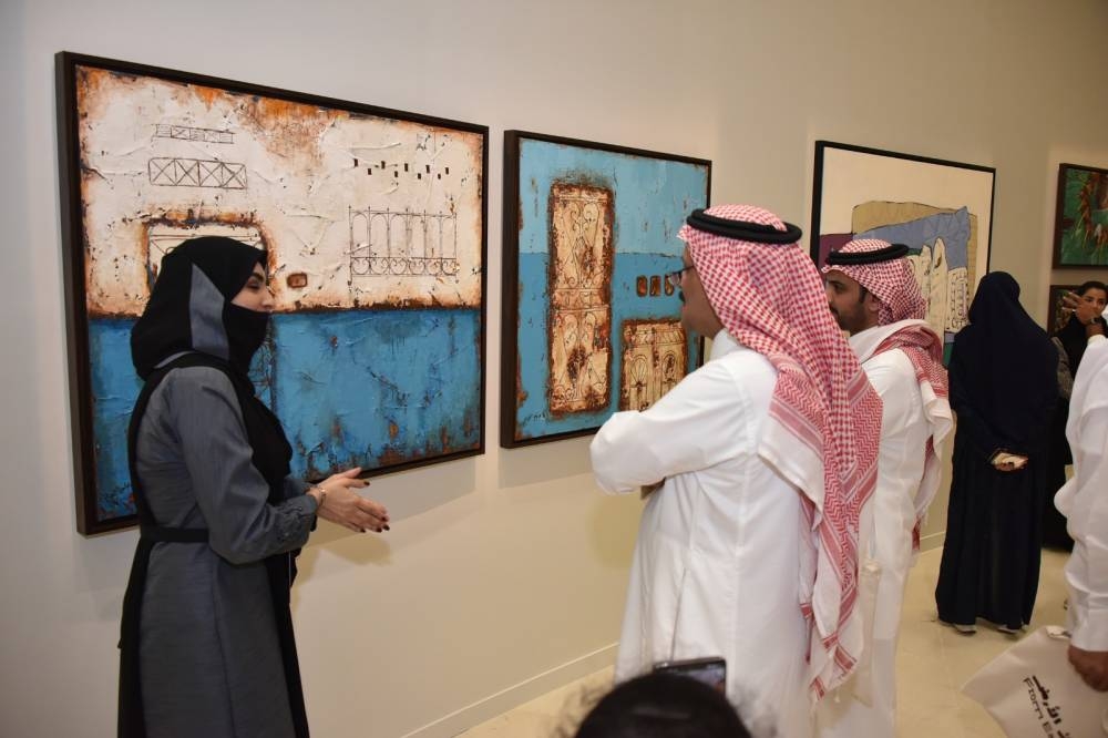 خلود العمري ترسم أبواب الذاكرة وتفتح نوافذ الحنين