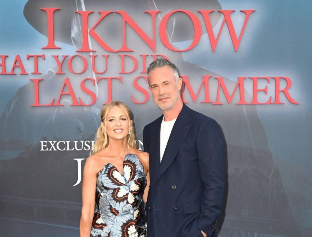 سارة ميشيل غيلر تتألق بفستان الفراشات في بريمير فيلم الرعب المنتظر