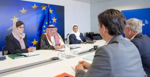 الخريجي يبحث التعاون الثنائي مع المفوض الأوروبي للهجرة في بروكسل