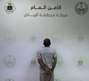 الرياض: القبض على مقيم ظهر بمحتوى ذي إيحاءات جنسية وأتلف مركبة