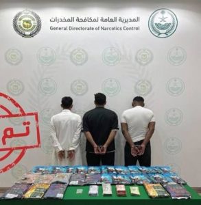 «مكافحة المخدرات» بالقصيم تقبض على 3 أشخاص لترويجهم مواد مخدرة