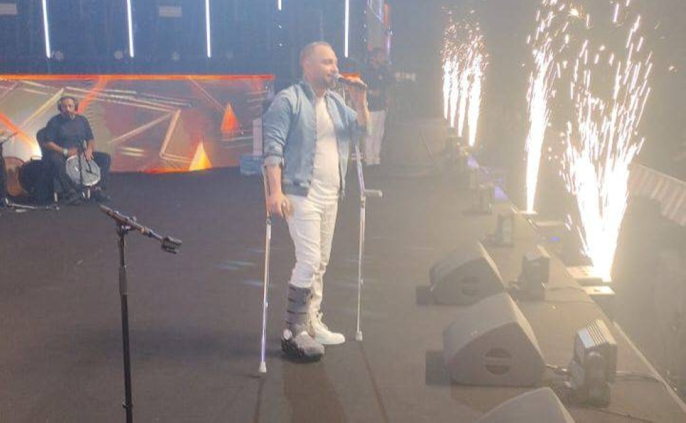 «بالعكاز».. حسام حبيب يحيي أولى حفلاته مع الجمهور السعودي في جدة