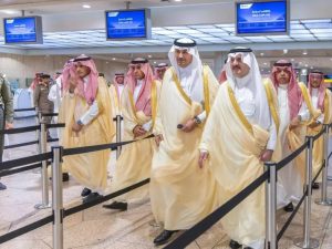 أمير الشرقية يدشن البوابات الإلكترونية بمطار الملك فهد الدولي