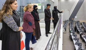 مستشارة الأمن والجاهزية في سفارة كندا تطلع على أقسام وتقنيات مركز العمليات الأمنية الموحدة (911) بالرياض