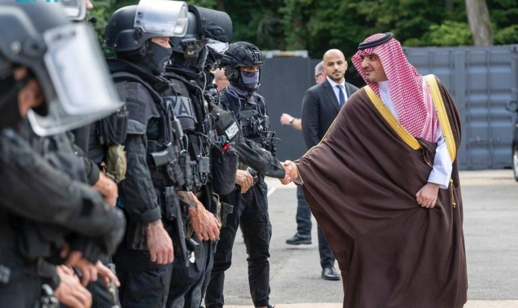 الأمير عبدالعزيز بن سعود يزور مركز العمليات الأمنية لشرطة باريس