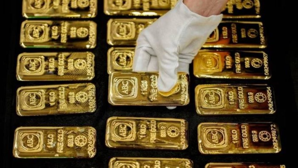 الذهب يرتفع 1% مدعوماً بتراجع الدولار وإعلانات الرسوم الأمريكية