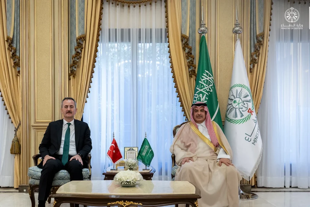 مساعد وزير الدفاع يبحث تعزيز التعاون مع رئيس هيئة الصناعات الدفاعية التركية