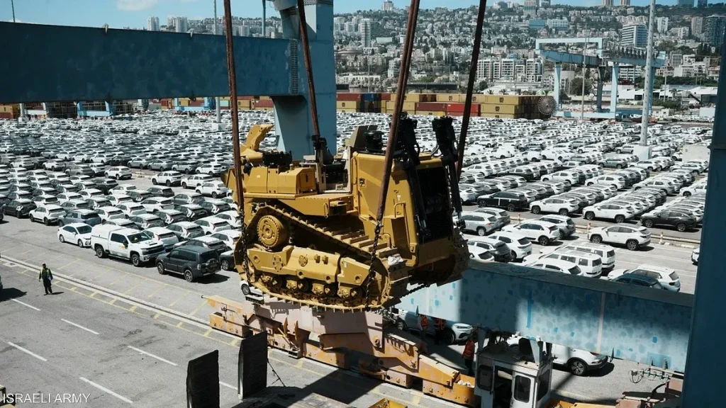 بعد رفع إدارة ترامب الحظر عنها.. آلاف أطنان المعدات العسكرية الأمريكية تصل إسرائيل
