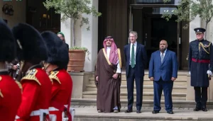 الأمير عبدالعزيز بن سعود يزور ثكنات ويلينجتون العسكرية في بريطانيا