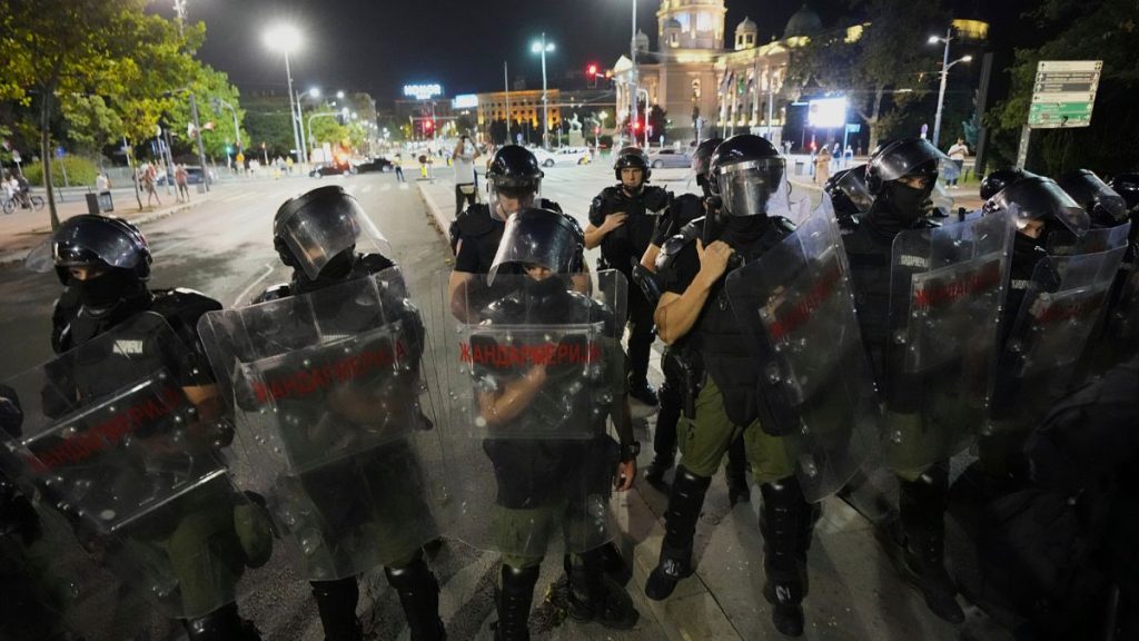 فيديو. غضب لا يهدأ في صربيا: اشتباكات وأعمال عنف خلال مظاهرات بين مؤيدين ومعارضين للحكومة