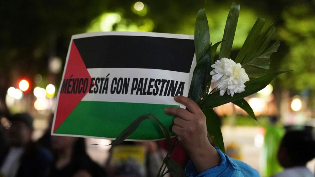 فيديو. شموع واستنكار.. مظاهرة في مكسيكو سيتي تندد بالغارة الإسرائيلية التي قتلت صحفيين في غزة