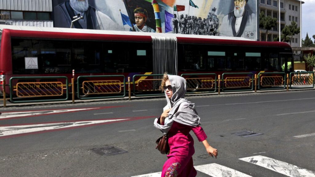 زوجان بريطانيان يكسران صمت السجن الإيراني باتصال هاتفي بعد 213 يوماً من الفقدان