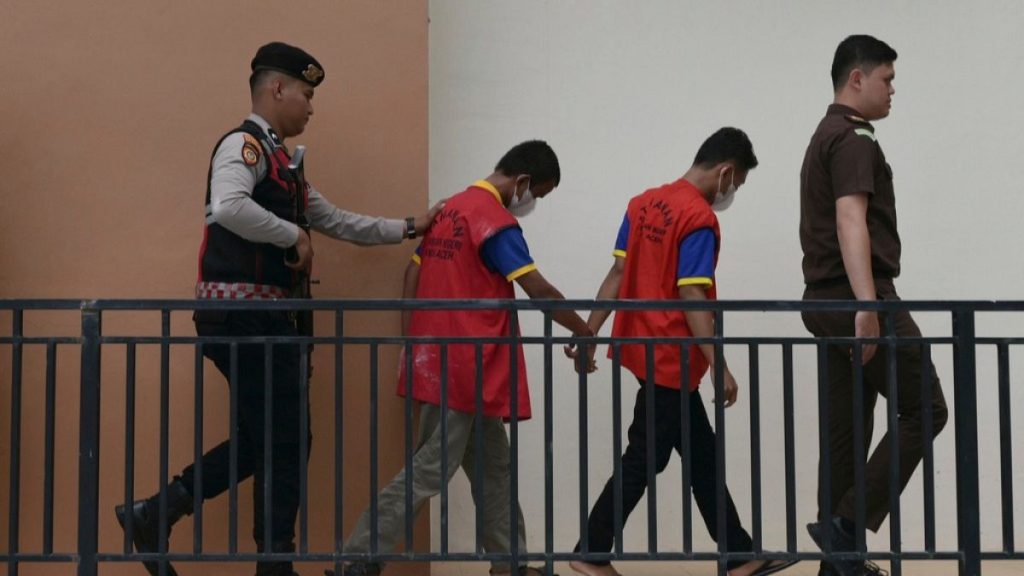 إندونيسيا: الحكم بجلد شابين 80 جلدة علناً بتهمة المثلية الجنسية