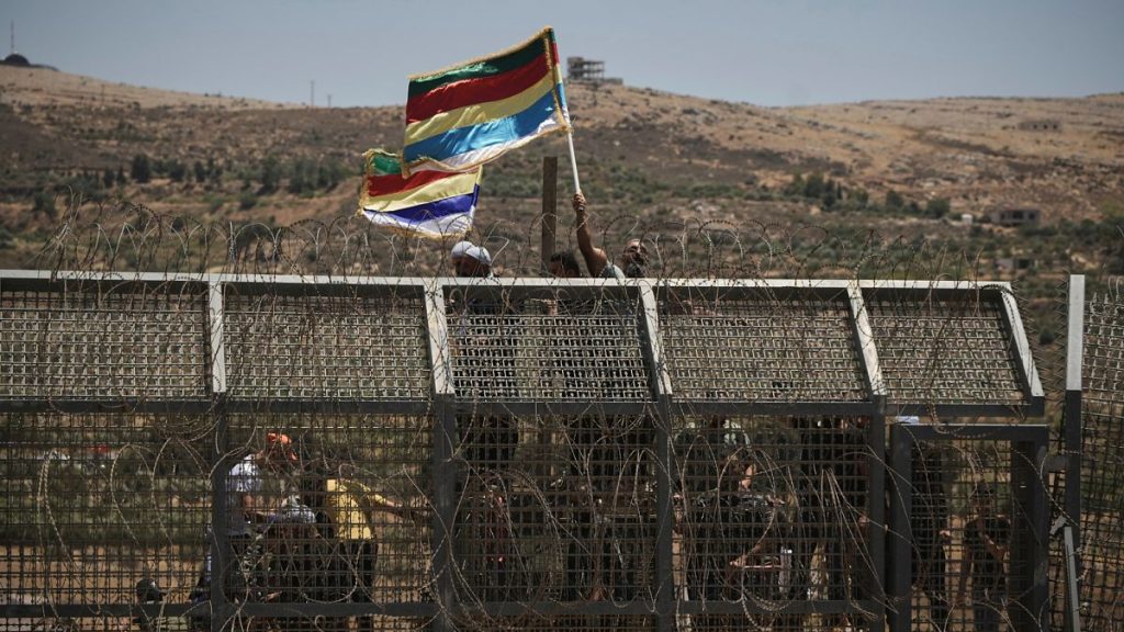 قرى درزية في الجنوب السوري معزولة عن العالم واتصالها الوحيد عبر الجنود الإسرائيليين