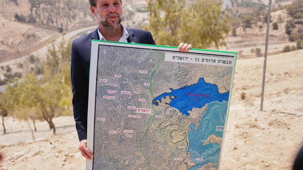 يهدف إلى منع إقامة دولة فلسطينية في الضفة والقدس.. ما هو مخطط E1 الإستيطاني الذي أعلنه سموتيرتش؟