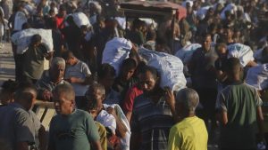 في غزة.. الطحين “ذهب أبيض” و15 كيلومترًا تحت النار من أجل رغيف خبز