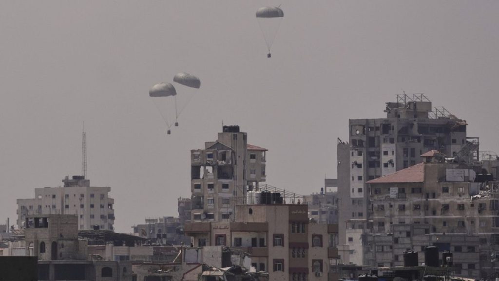 إسقاط المساعدات فوق غزة يتواصل وسط تشكيك بمدى فعاليتها