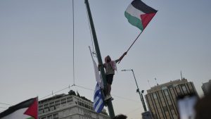 بسبب “الغرافيتي وغزة”.. عمدة أثينا يوبّخ سفير إسرائيل: لا نقبل دروسًا من قتلة المدنيين