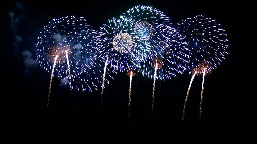 فيديو. ألسنة اللهب تلتهم قاربيْن أثناء إطلاق الألعاب النارية في مهرجان يوكوهاما الياباني