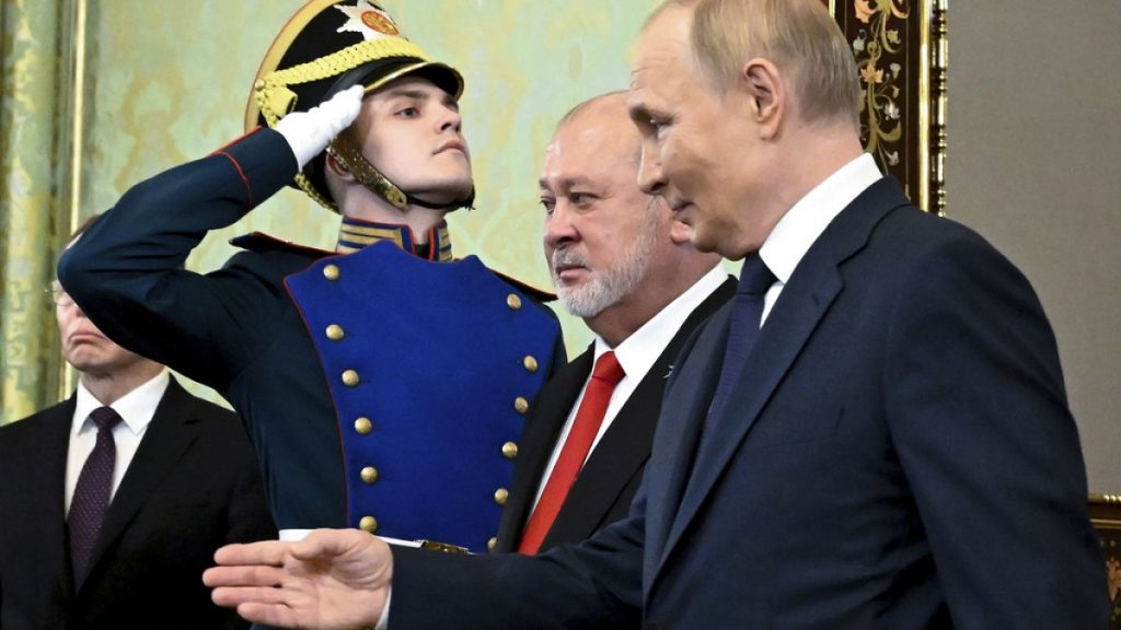 زيارة نادرة.. بوتين يستقبل ملك ماليزيا في الكرملين