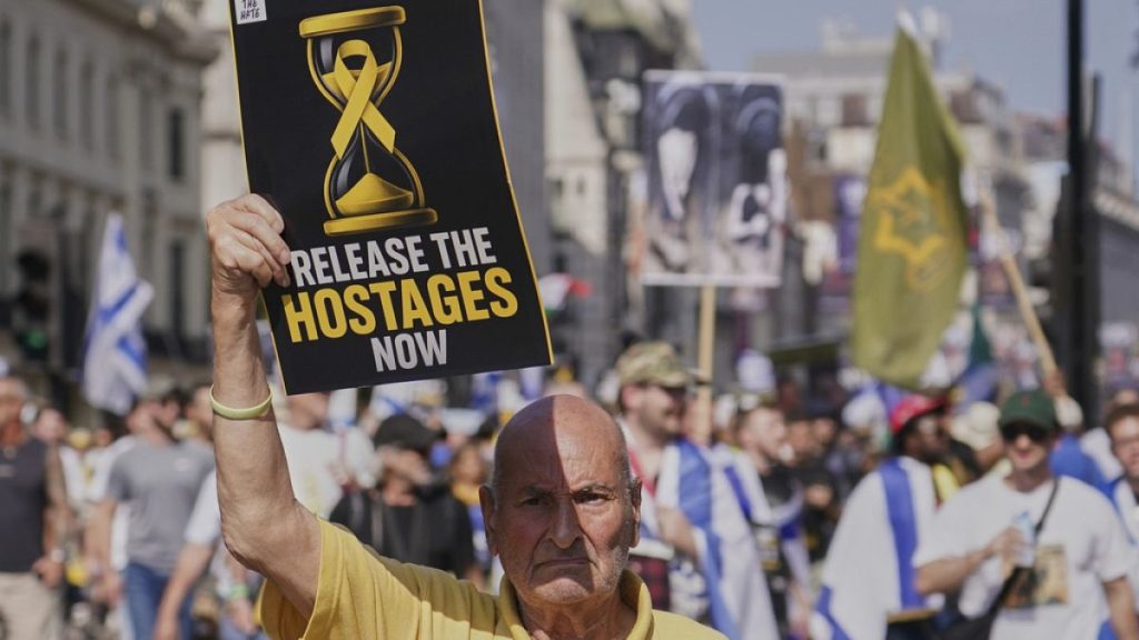 وثيقة سرية على مكتب نتنياهو.. حماس قد توافق على صفقة جزئية تشمل إطلاق 10 رهائن