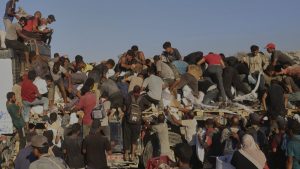 القطاع المنهك يواصل المعاناة.. انقلاب شاحنة مساعدات يودي بحياة 20 شخصًا في غزة