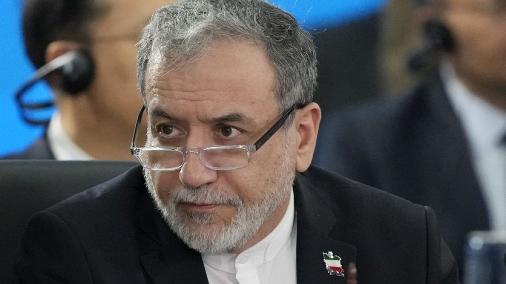 إيران تتوعد بالرد على طرد سفيرها من أستراليا.. وعراقجي: “ألبانيزي سياسي ضعيف”