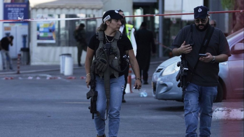 الشرطة الإسرائيلية توقف شابًا من غزة عند حاجز قلنديا.. والجيش يعلن اعتراض صاروخ يمني