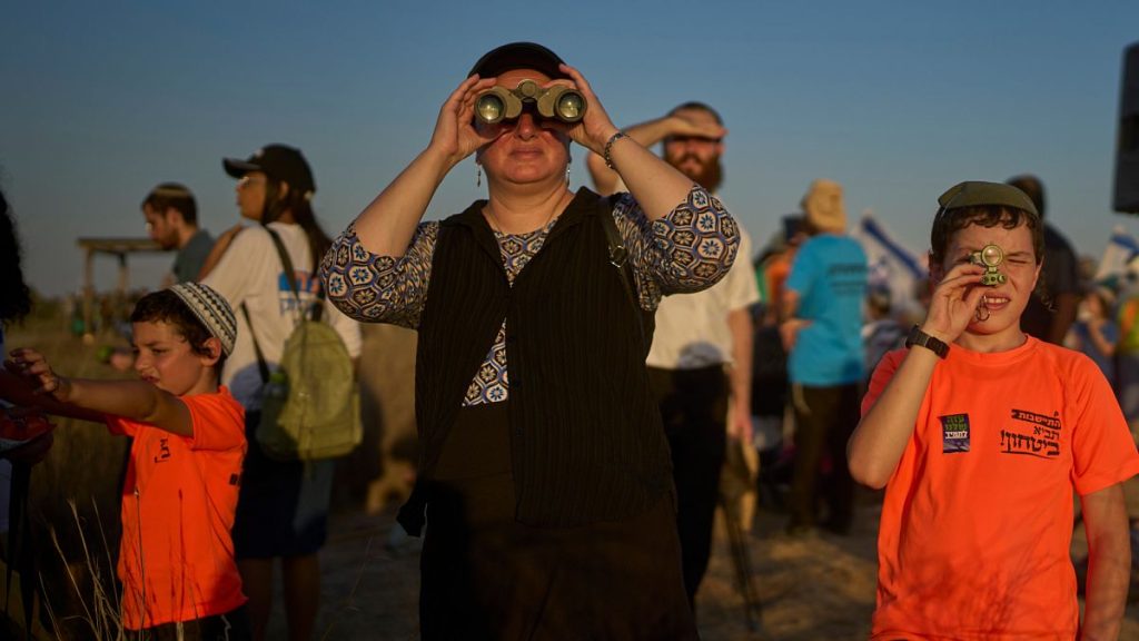فيديو. فلسطينيون في غزة يخاطرون بحياتهم من أجل لقمة وحشد إسرائيلي على الحدود يدعو لاستيطان القطاع
