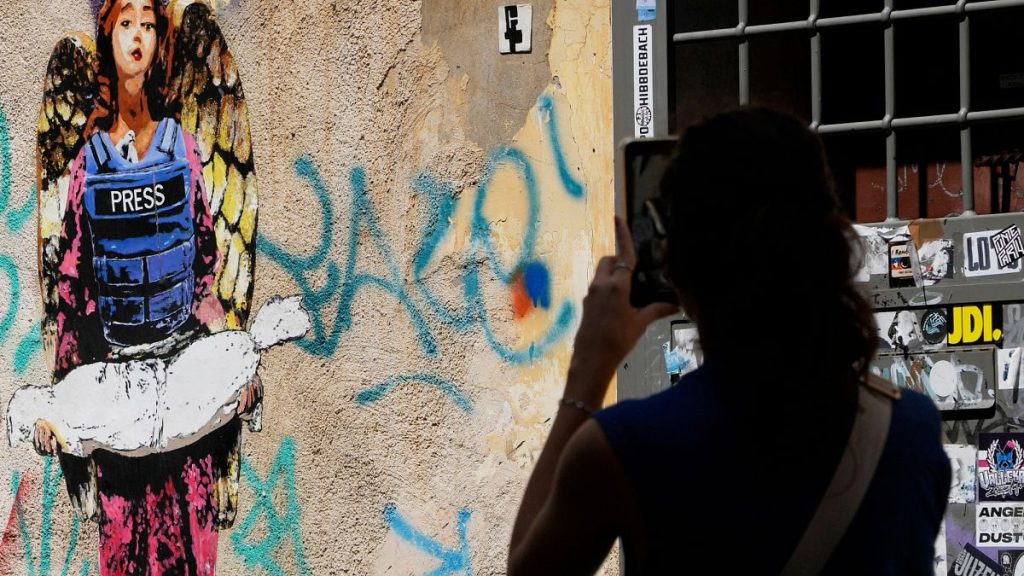 قصفٌ وقتلٌ وجوعٌ ونزوح.. صحفيو غزة بين الواجب المهني وتحديات الحياة اليومية