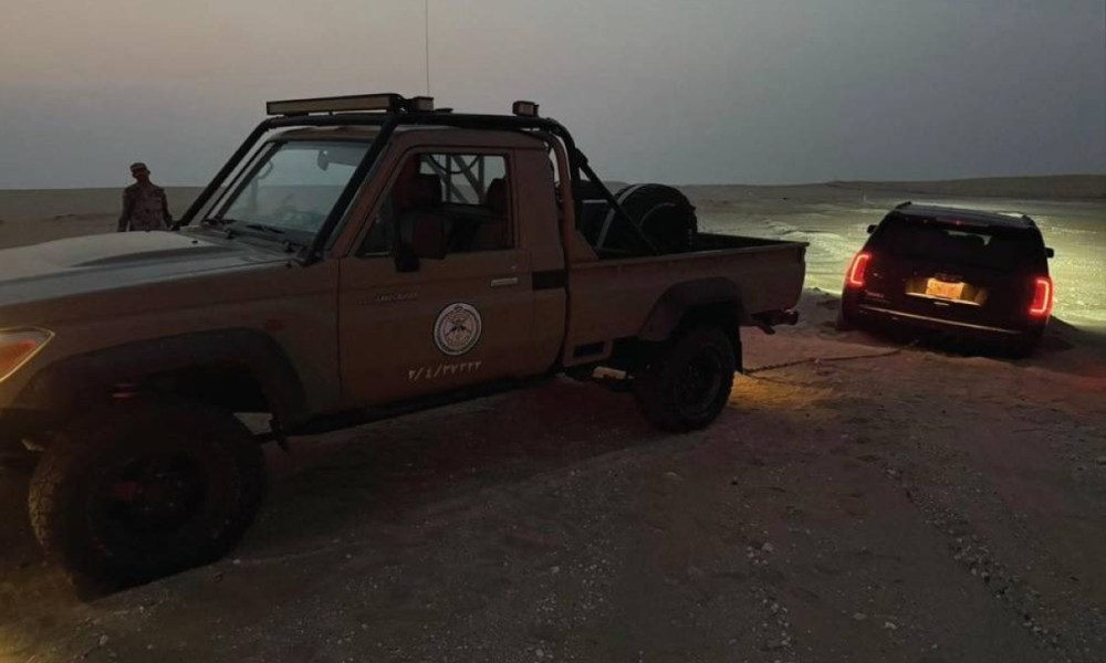 حرس الحدود ينقذ عائلة علقت مركبتهم برمال الشرقية