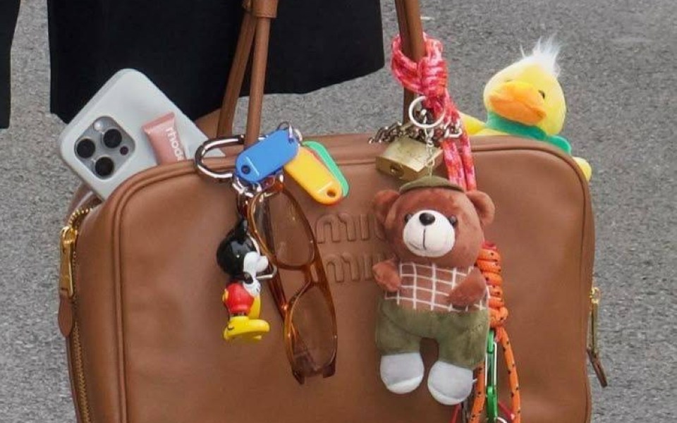 تعليقات الحقائب: صيحة موضة 2025 تجذب الأنظار