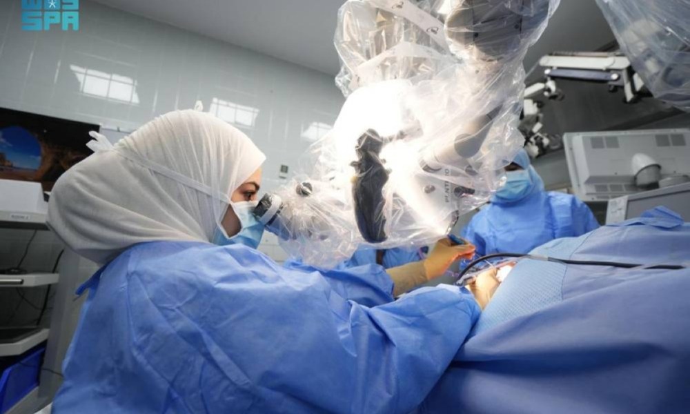 أول زراعة قوقعة باليد الروبوتية: إنجاز طبي مبتكر
