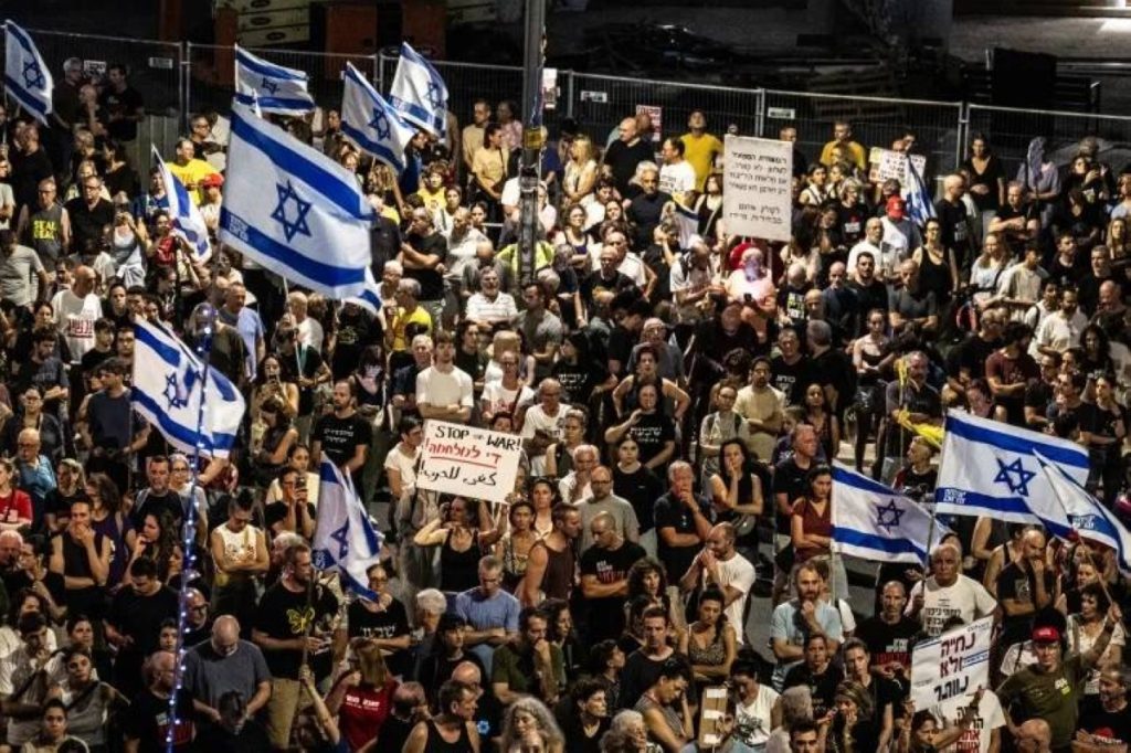 استطلاع جديد: الإسرائيليون لا يثقون بالجيش والحكومة