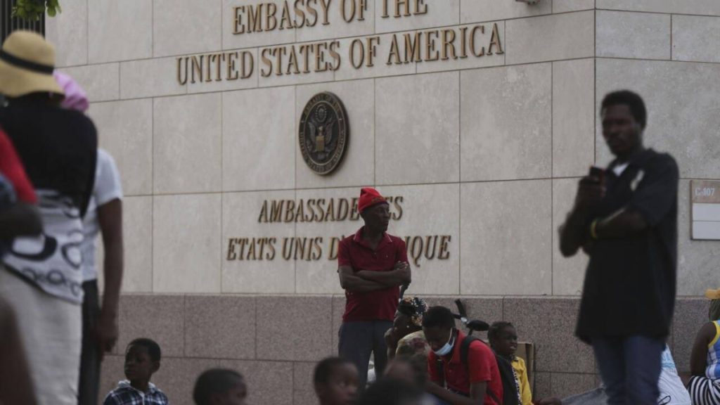 إطلاق نار كثيف يغلق السفارة الأمريكية في هايتي