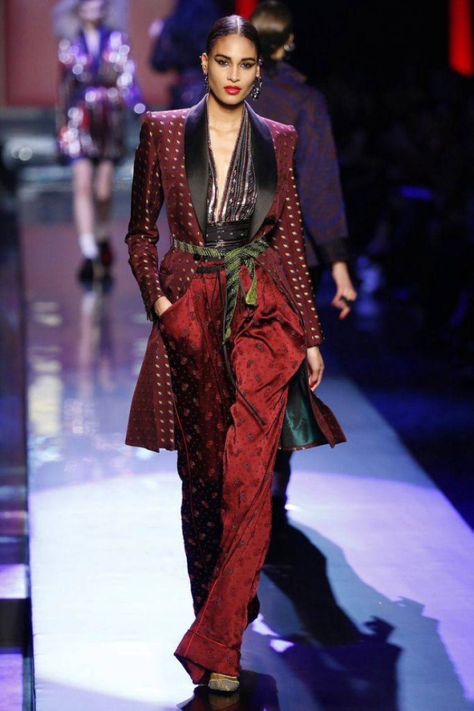 عودة الفوضى الأنيقة.. Indie Sleaze يتصدر مشهد موضة ربيع وصيف ٢٠٢٥