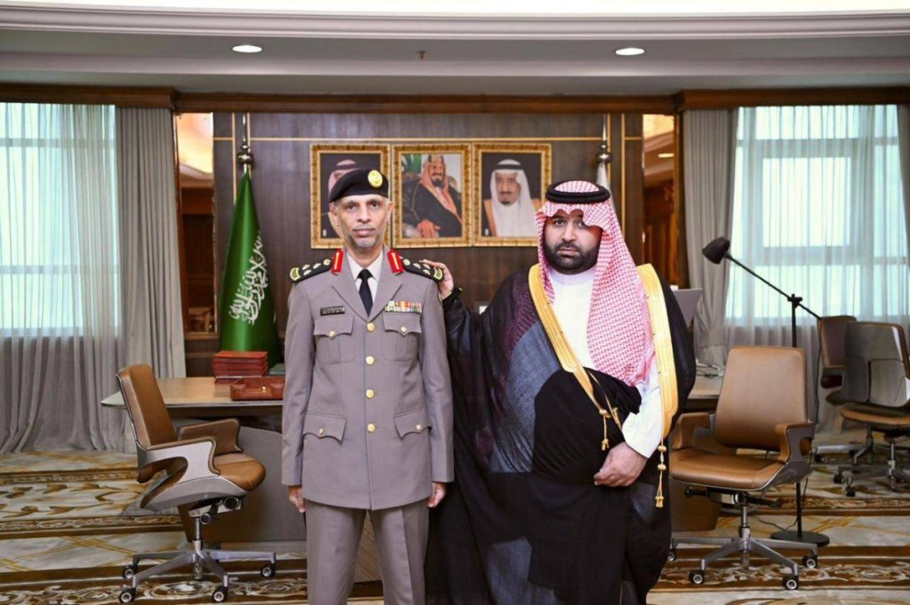 أمير جازان يُقلّد مدير مكافحة المخدرات بالمنطقة رتبته الجديدة