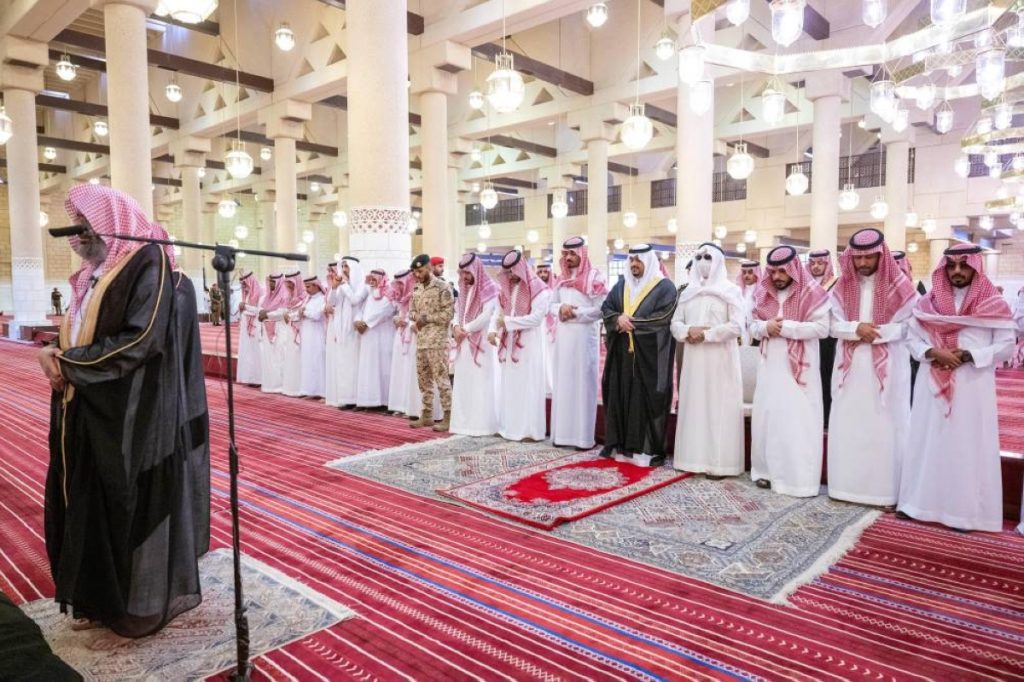 نائب أمير الرياض يؤدي صلاة الميت على والدة جواهر بنت مساعد