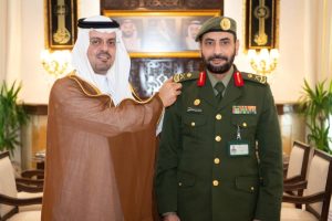 نائب أمير مكة يقلد مدير الإدارة العامة للحج والعمرة بالجوازات رتبة لواء