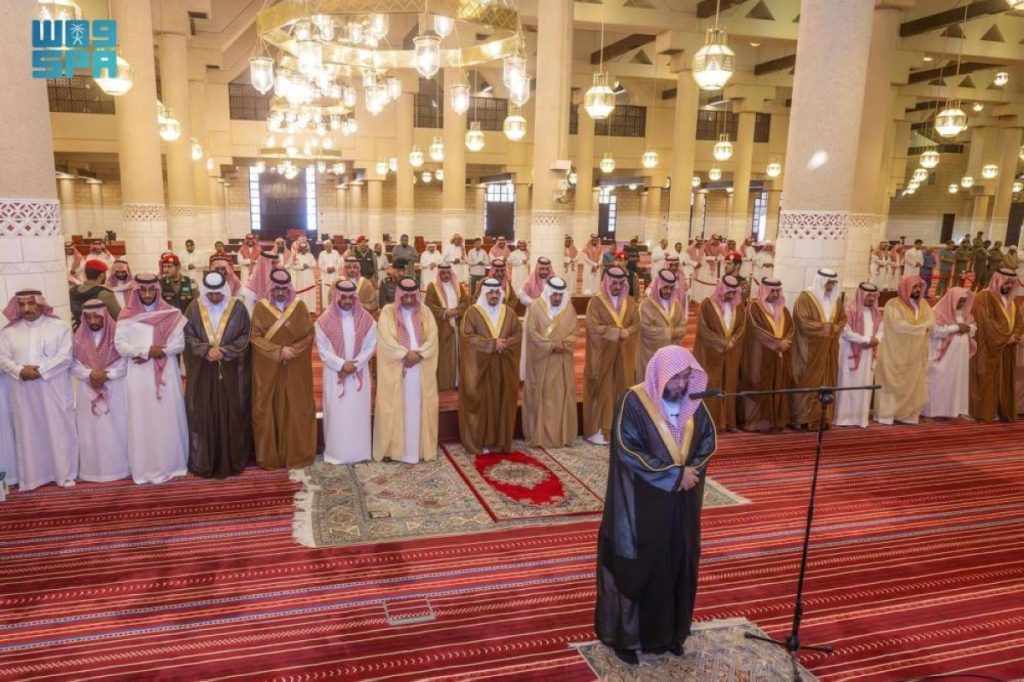 نائب أمير الرياض يؤدي صلاة الميت على الجوهرة العساف