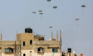 الاحتلال يستغل المساعدات الجوية لتجويع غزة
