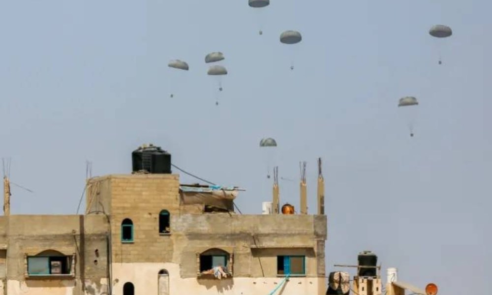 الاحتلال يستغل المساعدات الجوية لتجويع غزة