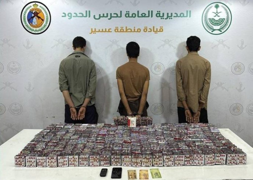 عسير: القبض على 3 مخالفين لنظام أمن الحدود لتهريبهم 43,905 أقراص خاضعة لتنظيم التداول الطبي